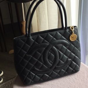 Chanel caviar black tote